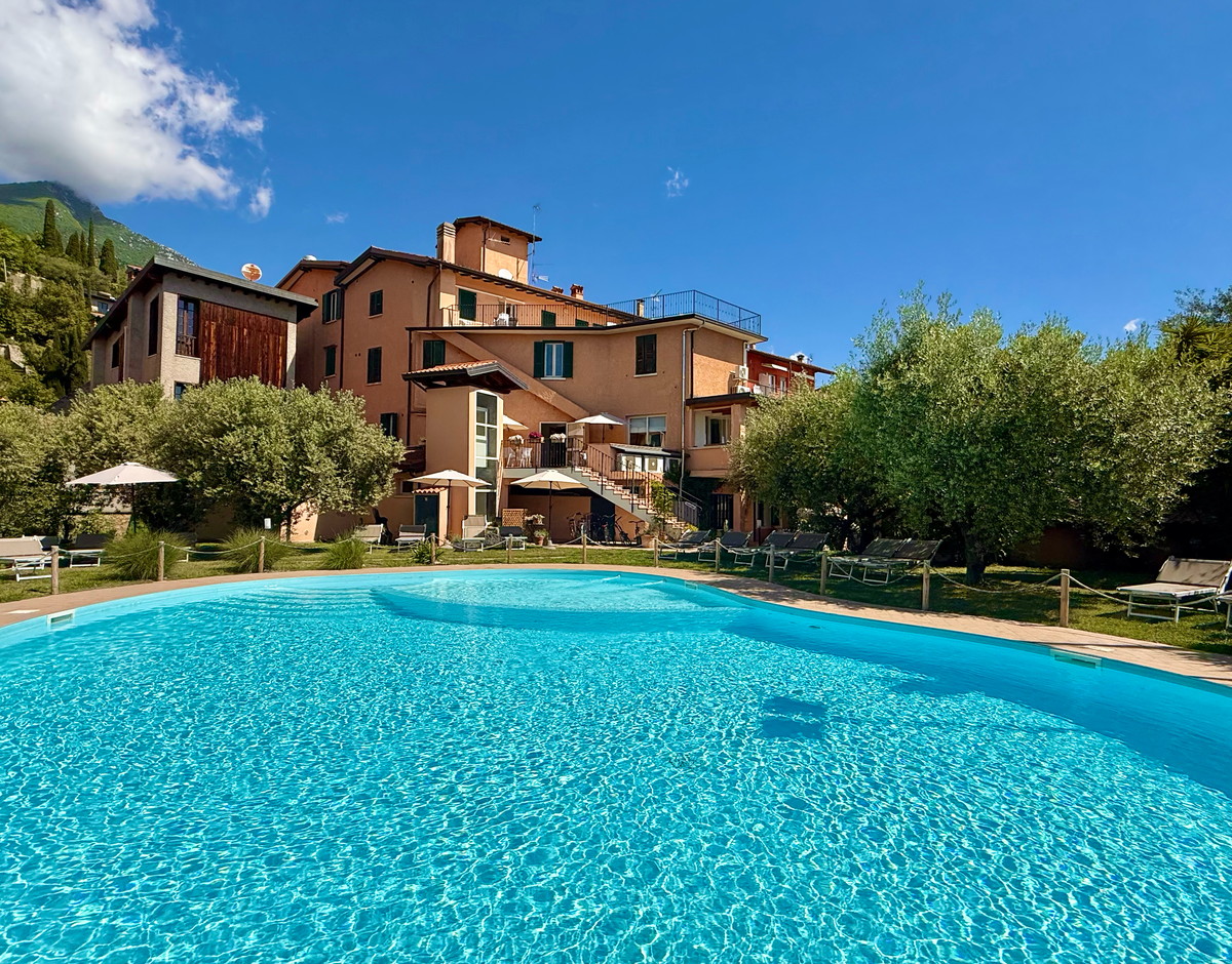 Piscina Hotel Vittoria nel giardino