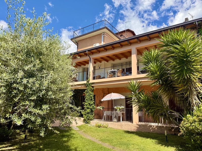 Esterno camere con vista giardino