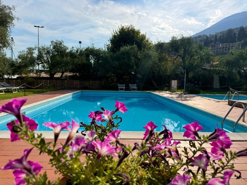 Seconda piscina con vista giardino e montagne, Hotel Vittoria