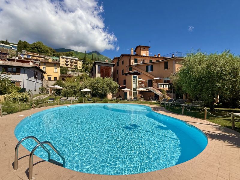 Piscina Hotel Vittoria nel giardino