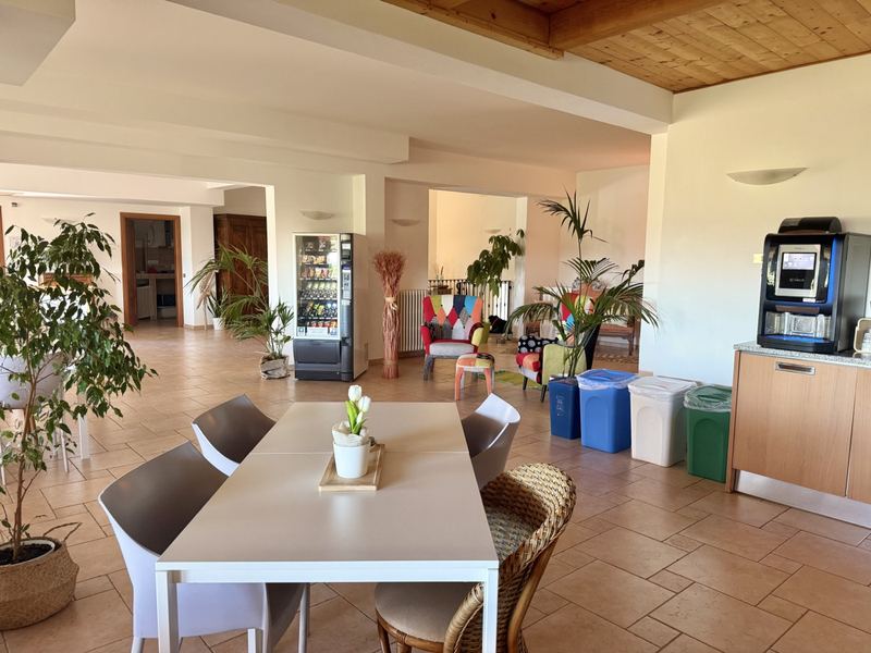 Sala colazioni ospiti con macchina del caffè